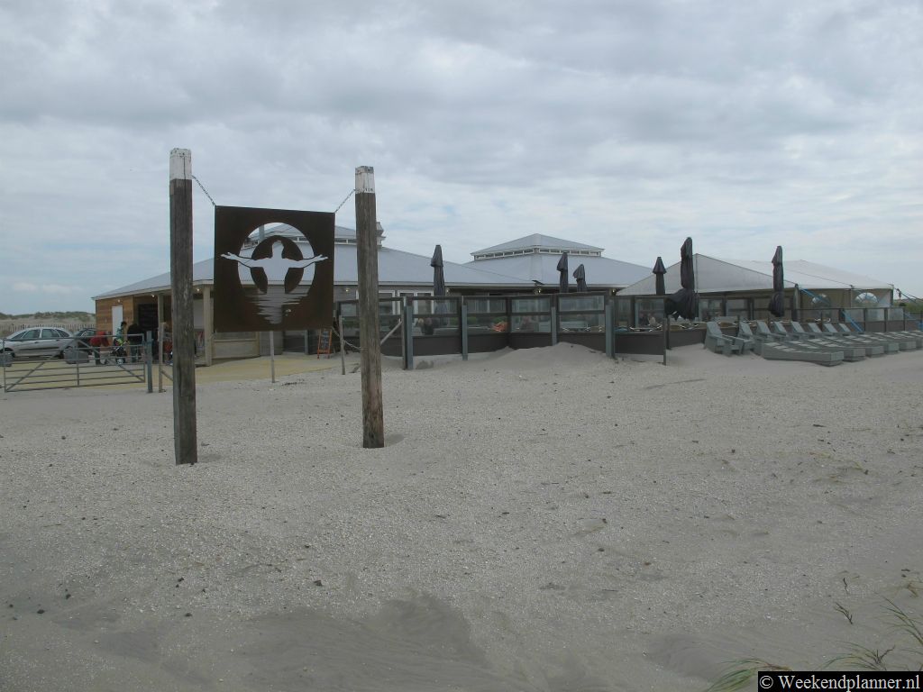 Het strandpaviljoen Zomertijd Strand bij 's Gravenzande is het hele jaar door open. Het strandpaviljoen heeft een restaurant met bar, een terras, een ligbeddenterras, een warme serre en een buitenbar.